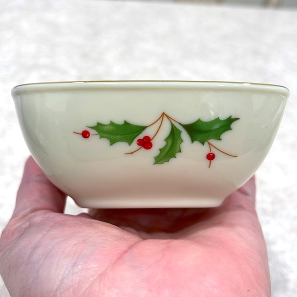 SET OF 2 LENOX HOLIDAY JOLLY BERRY COLLECTION 4.125” x 4.125” x 1.25” - Picture 10 of 15